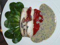 Ballotine de poulet farcie aux poivrons rouges, champignons noirs, sauce à la truffe,lit de mâche - Philippe Jouveneau - cuisinier à domicile à Charleville-Mézières